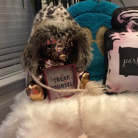 Unique bag and accessories (Hat, scarve, & purse) - Picture 8 of 12